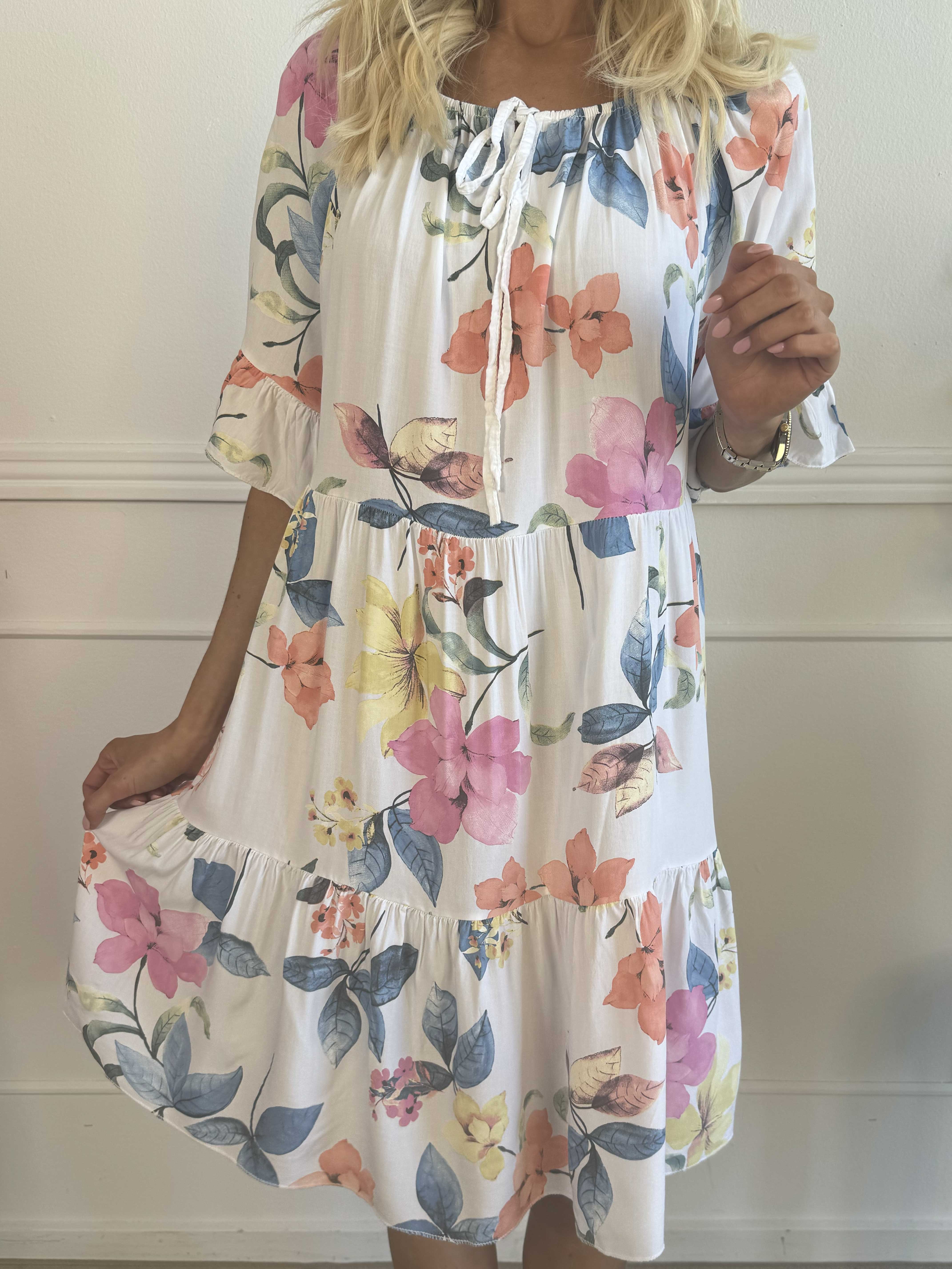 Malibu - Blommig klänning i bomull med elastisk halsringning